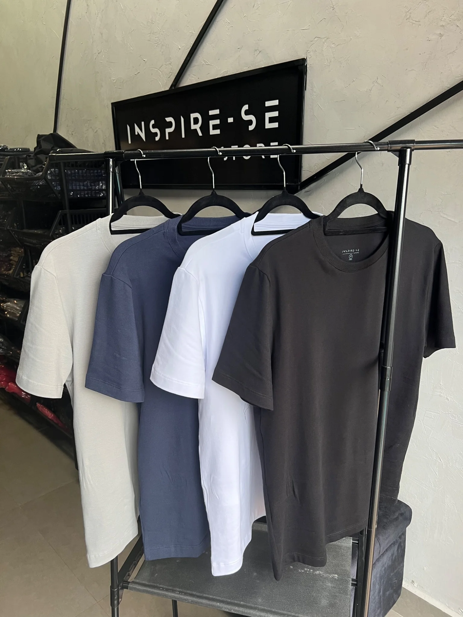 Camisetas Alquimia em cabides