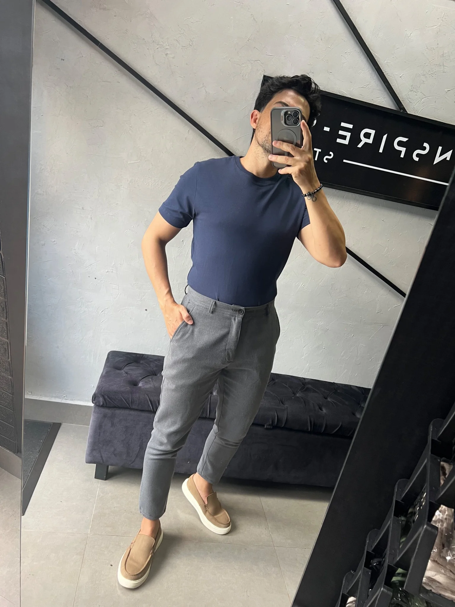Look com camiseta Alquimia azul-marinho