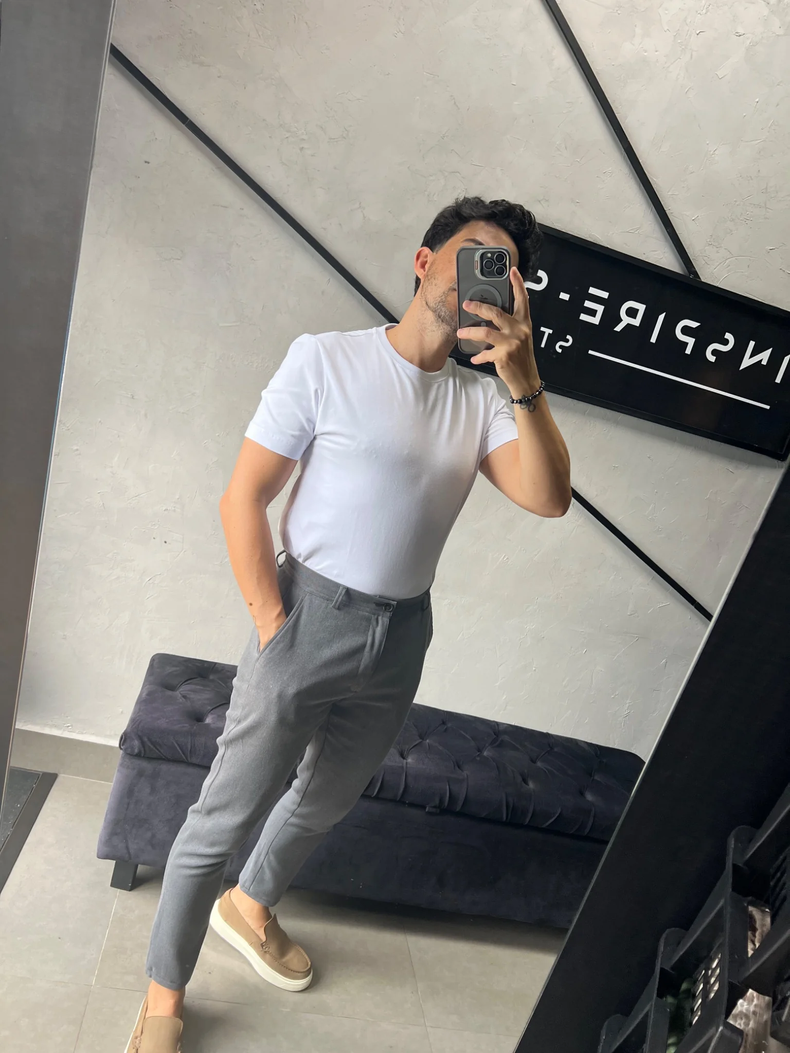 Look com camiseta Alquimia branca