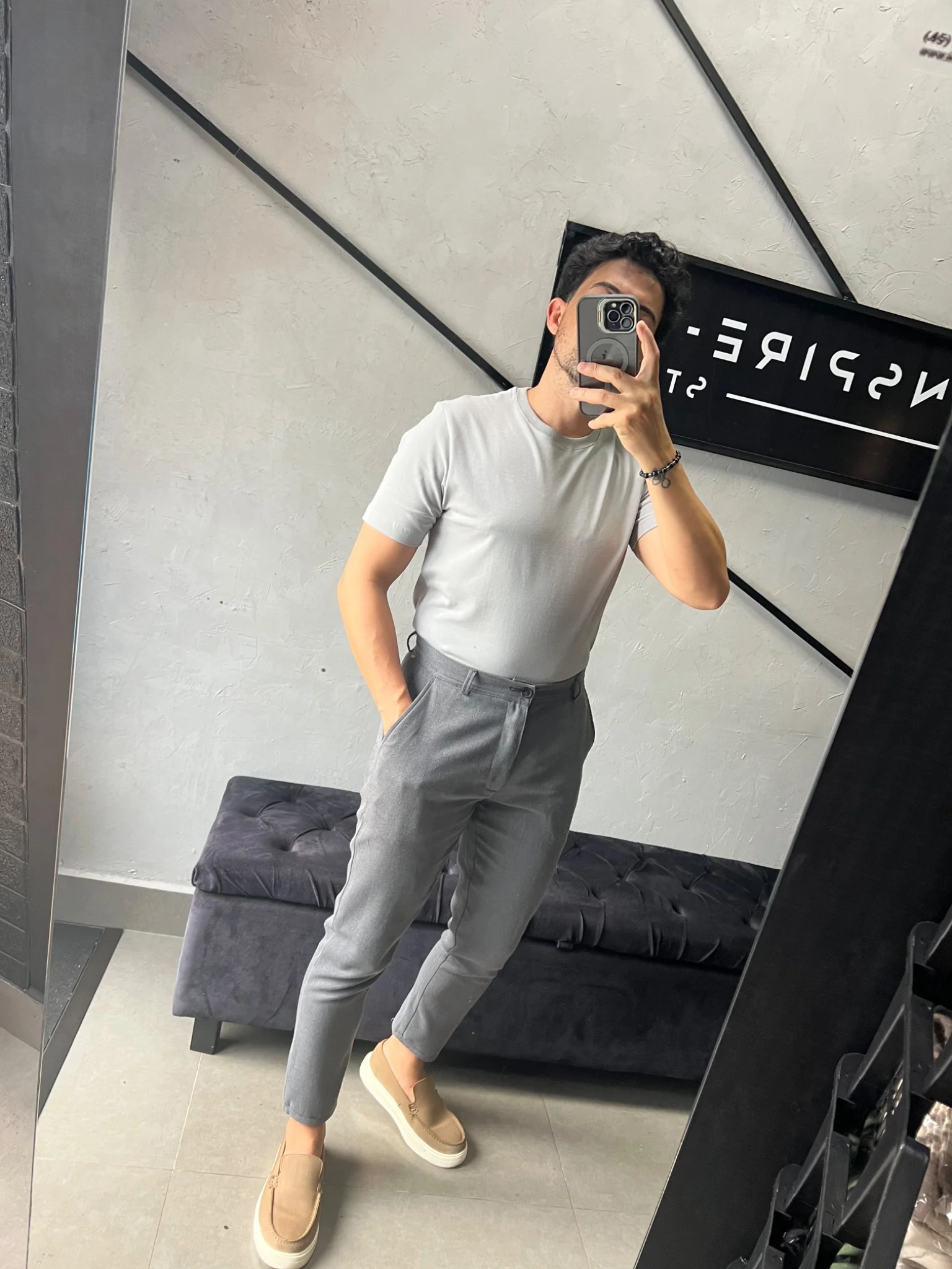 Look com camiseta Alquimia cinza