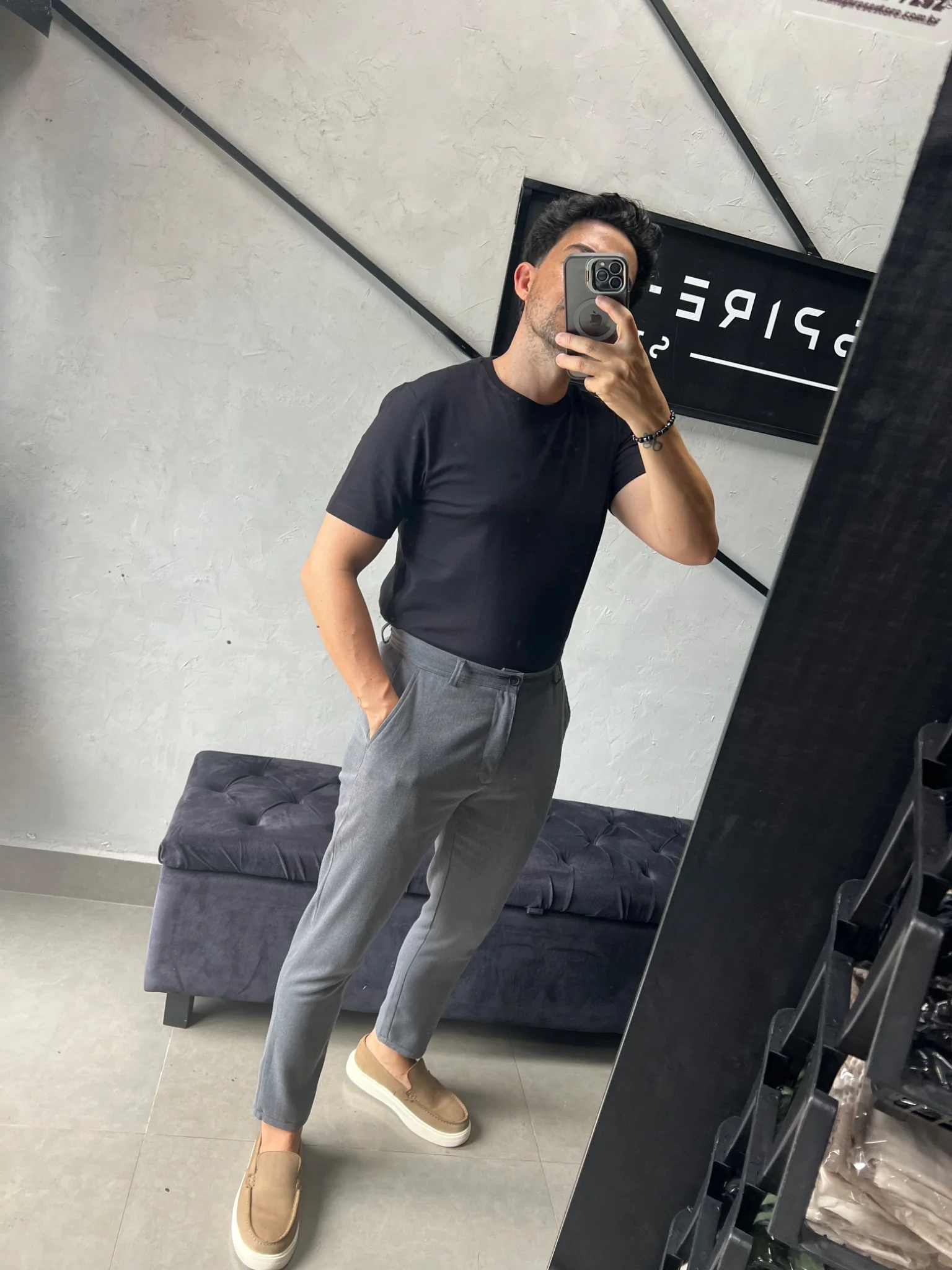 Look com camiseta Alquimia preta