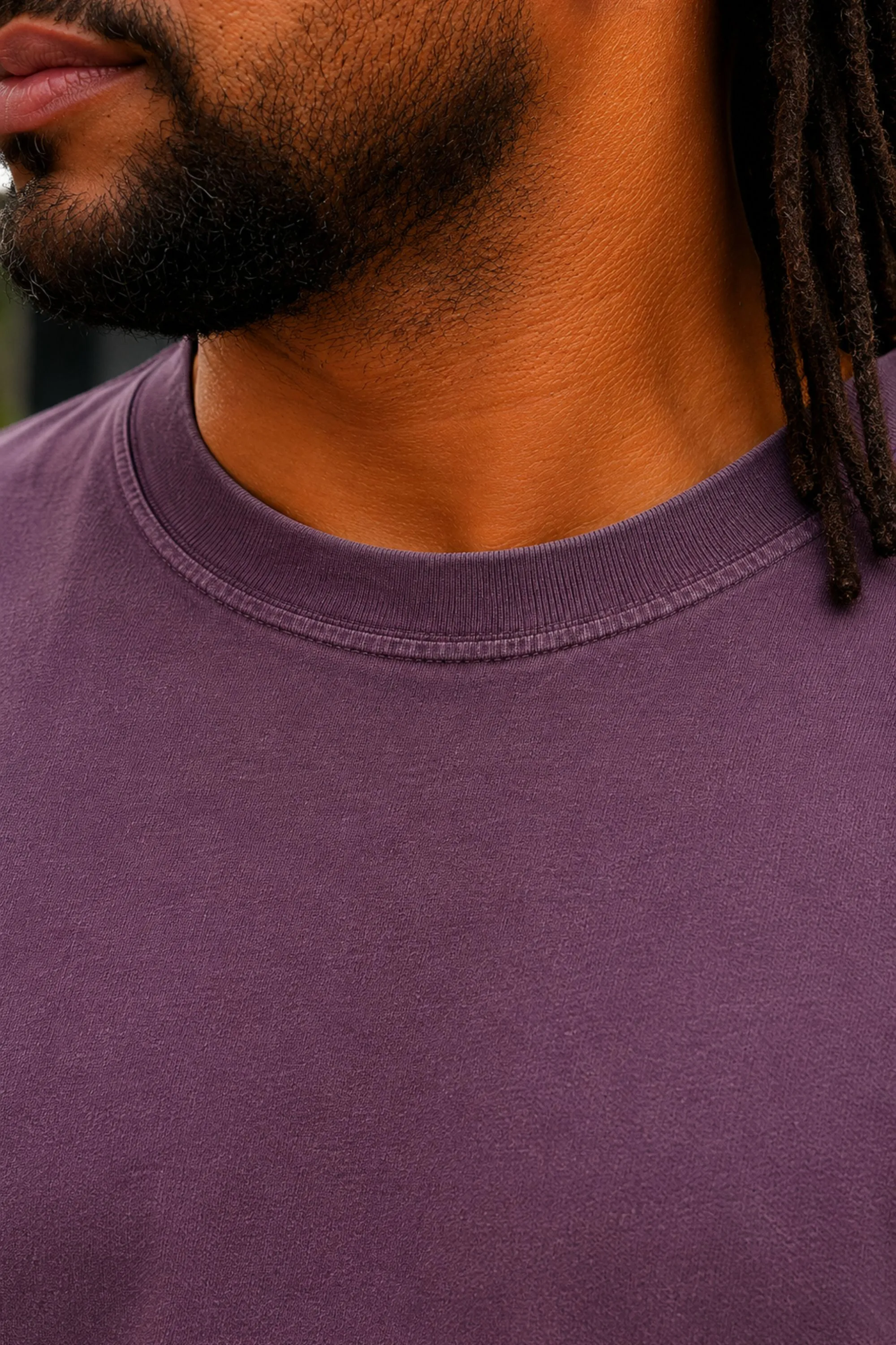 Detalhe da gola e do tecido da camiseta estonada roxa