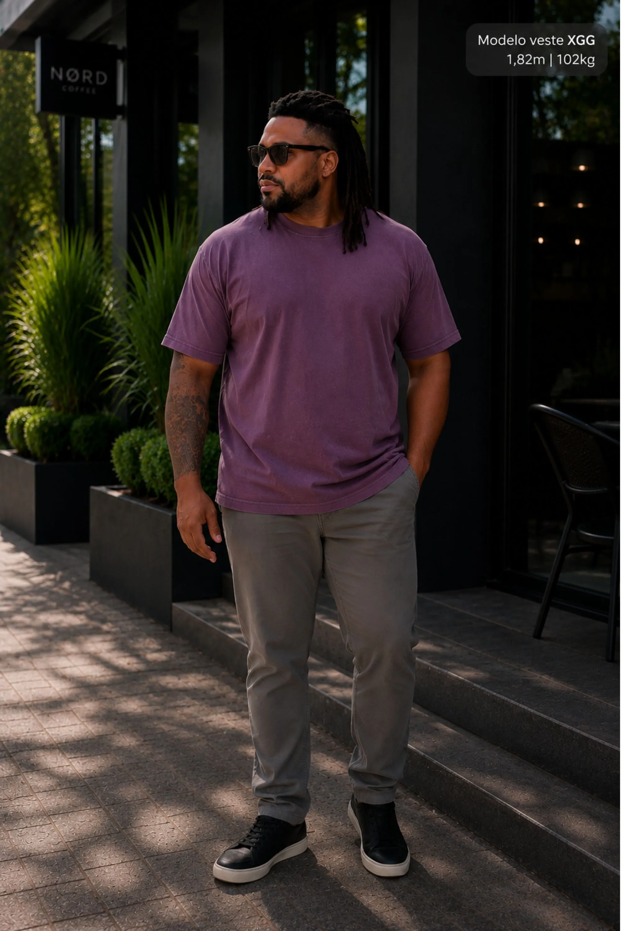 Modelo usando camiseta estonada roxa Inspire-se