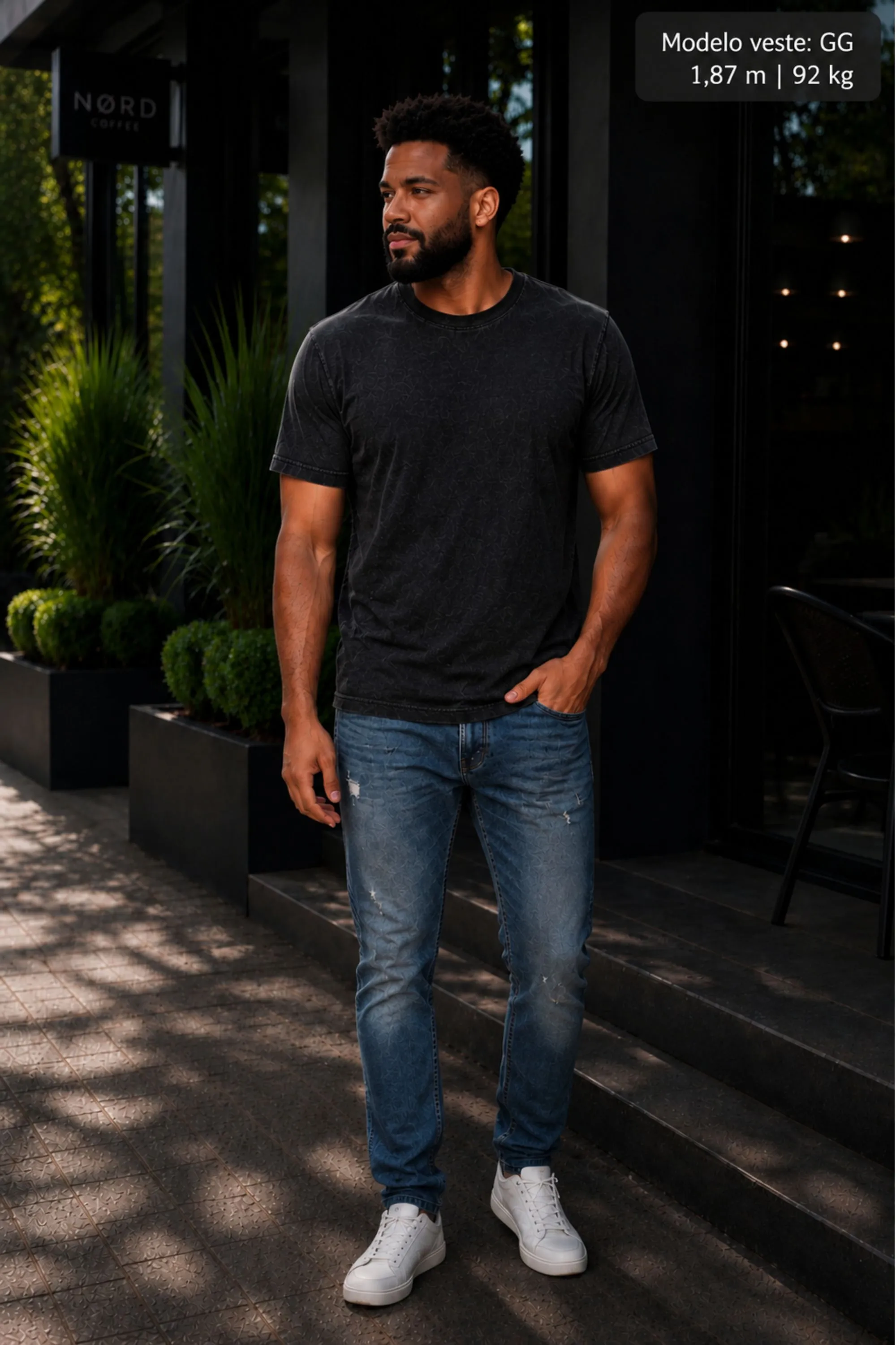 Modelo usando camiseta estonada preta Inspire-se